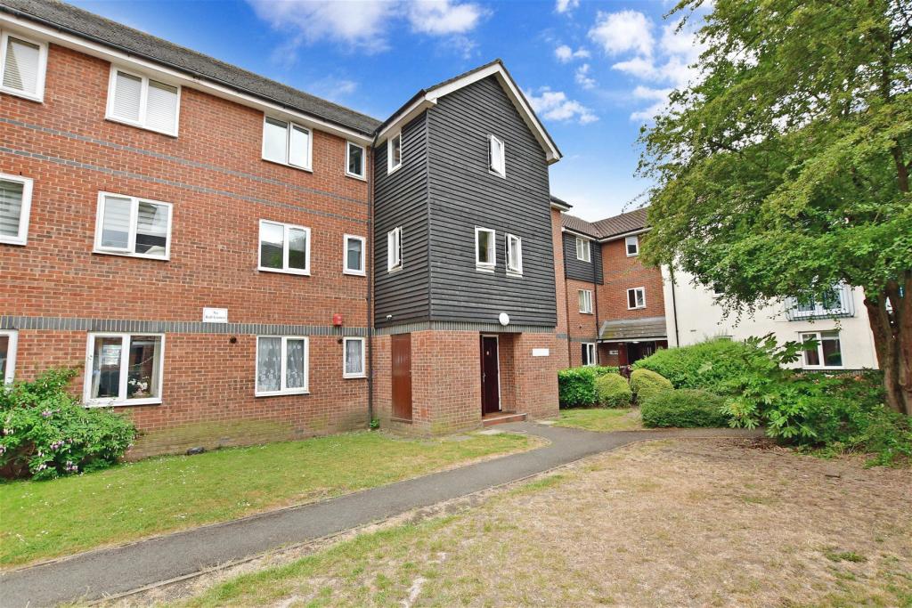 2 bedroom flat for sale in Mandeville Court, Chingford, E4