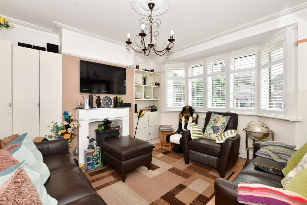 5 bedroom semidetached house for sale in Leadale Avenue, Chingford, E4