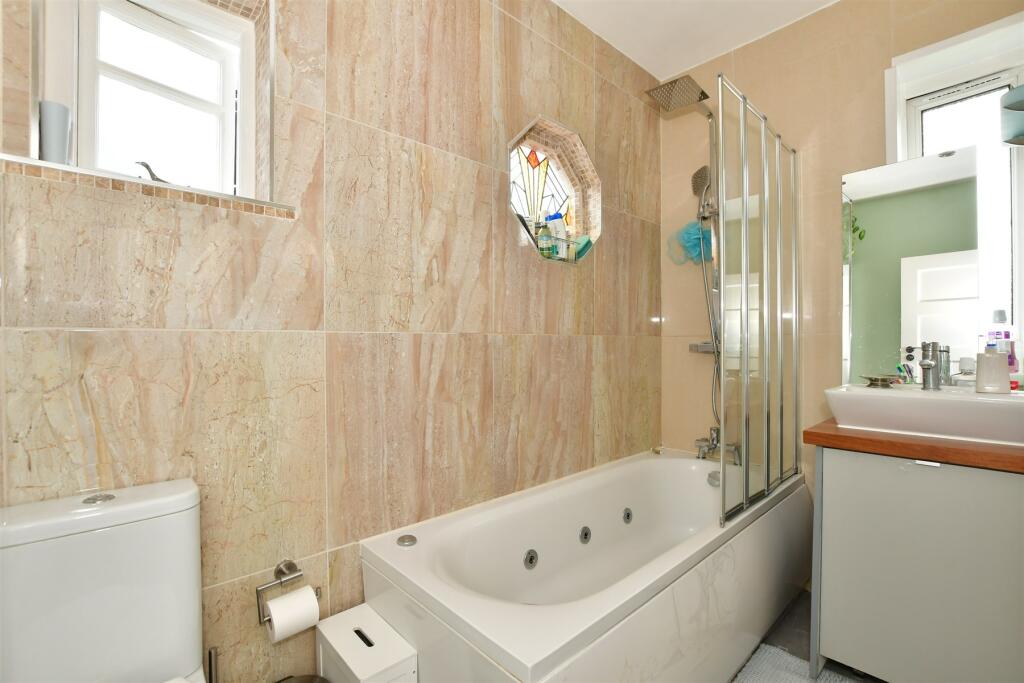 5 bedroom semidetached house for sale in Leadale Avenue, Chingford, E4