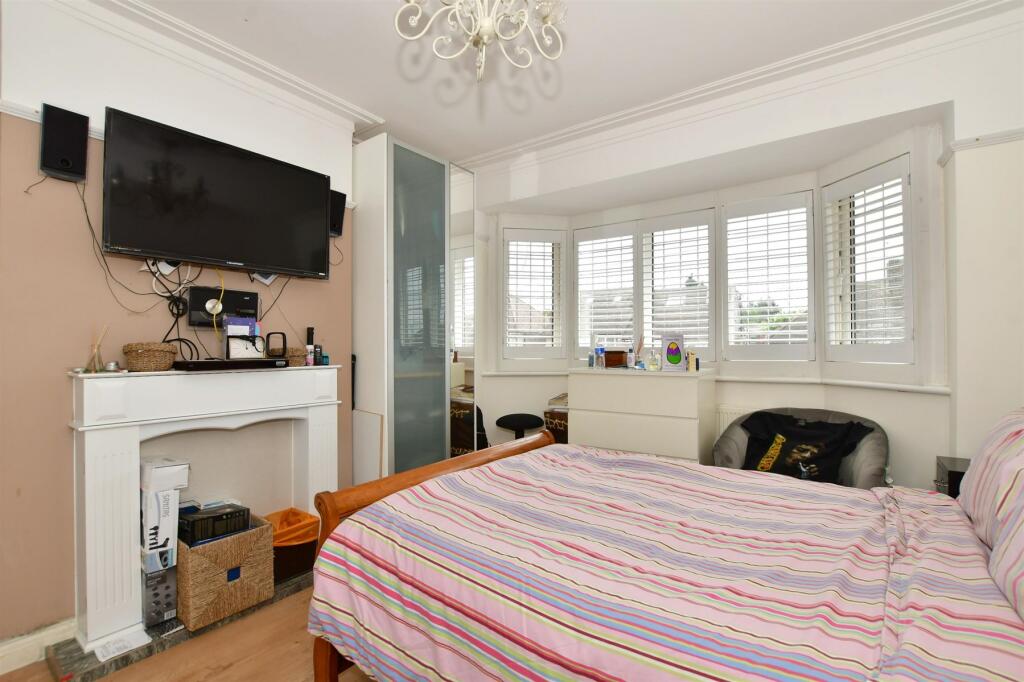 5 bedroom semidetached house for sale in Leadale Avenue, Chingford, E4
