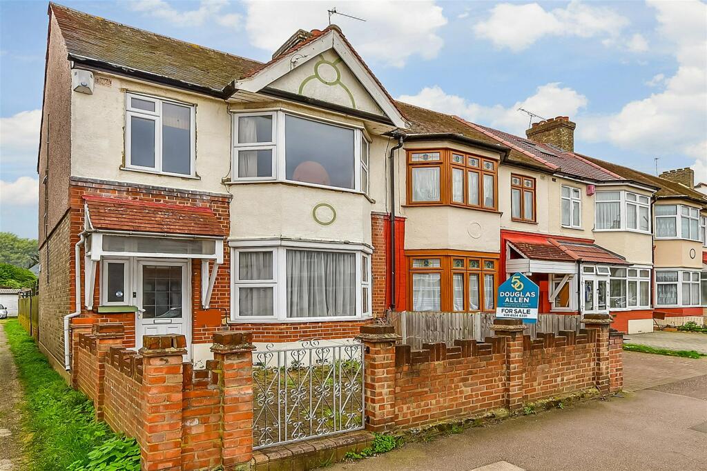 3 bedroom end of terrace house for sale in York Road, Chingford, E4
