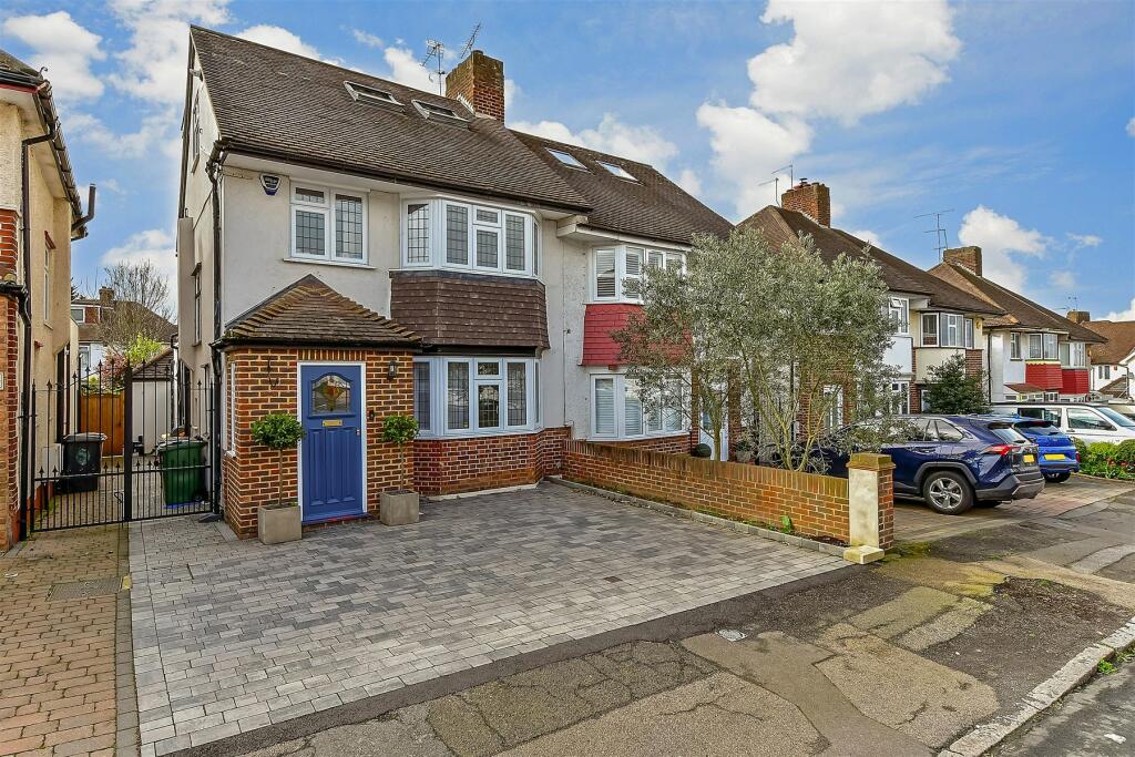 5 bedroom semidetached house for sale in Leadale Avenue, Chingford, E4