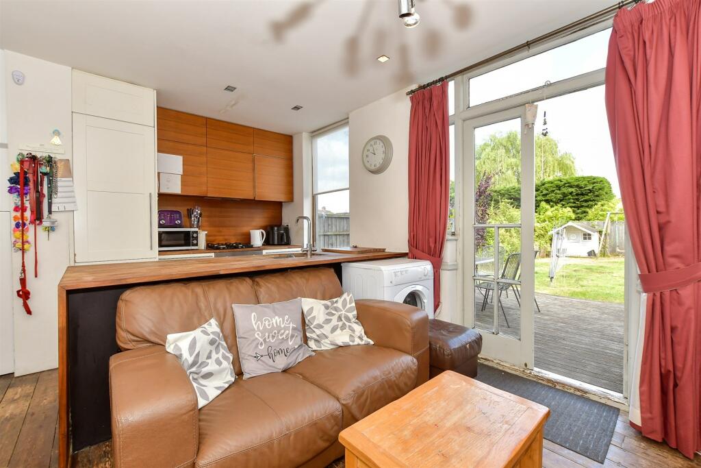 3 bedroom end of terrace house for sale in Middleton Avenue, Chingford, E4