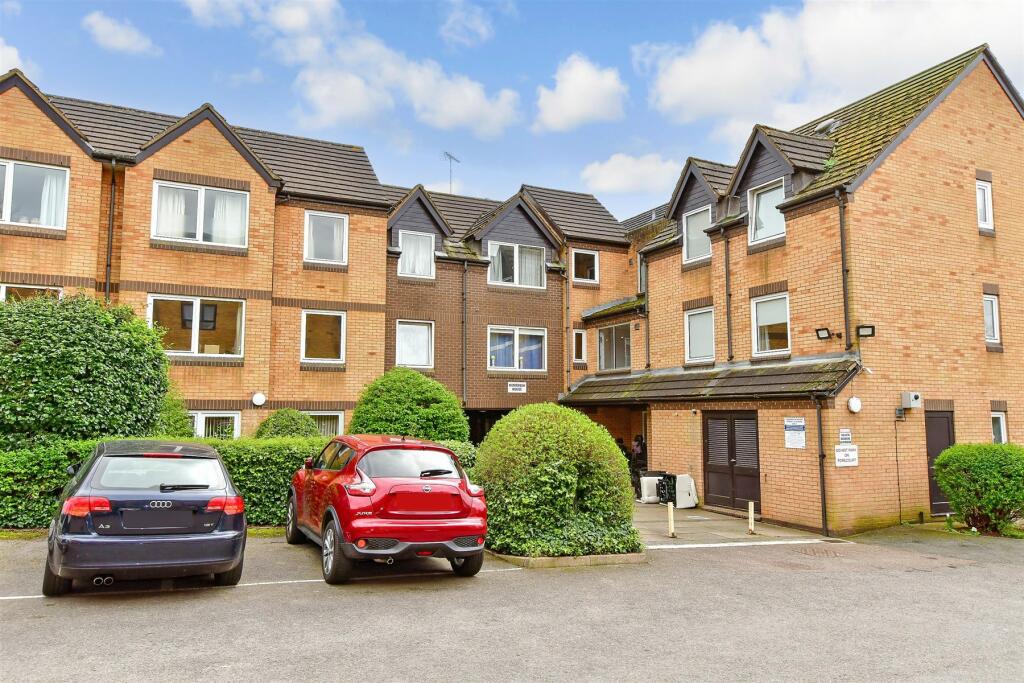 1 bedroom apartment for sale in Kings Head Hill, Chingford, E4
