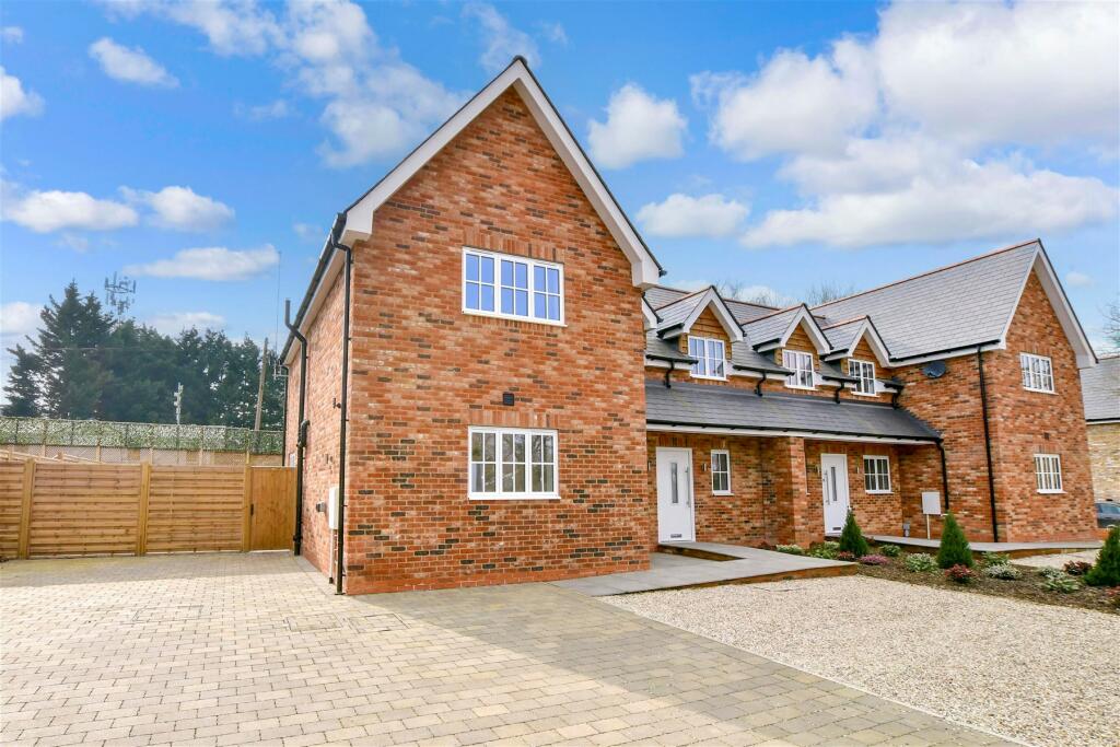 3 bedroom semidetached house for sale in Woodlands, Copthall Green