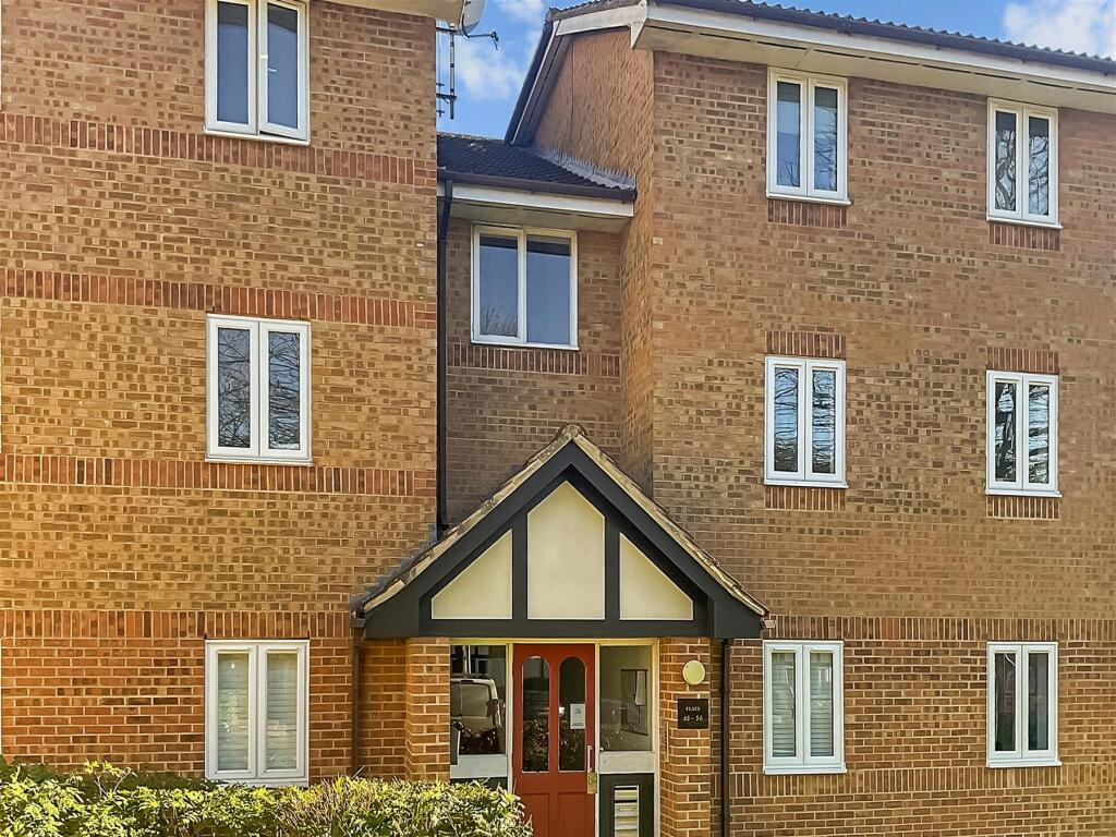 2 bedroom ground floor flat for sale in Woodland Grove, Epping, Essex, CM16