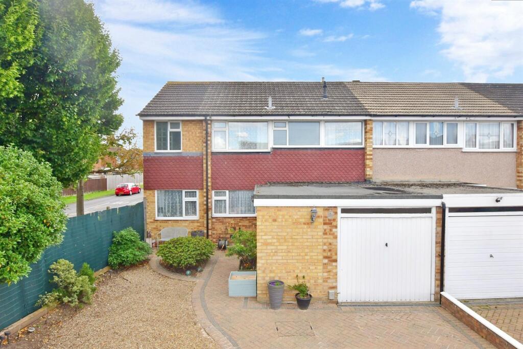 4 bedroom end of terrace house for sale in Stansted Close, Hornchurch