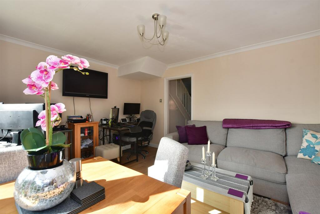 2 bedroom for sale in Victor Close, Hornchurch, Essex, RM12