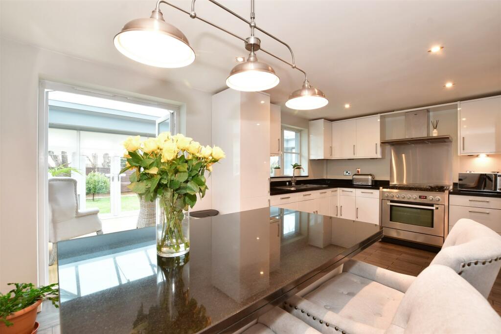 5 bedroom detached house for sale in Bancroft Chase, Hornchurch, Essex