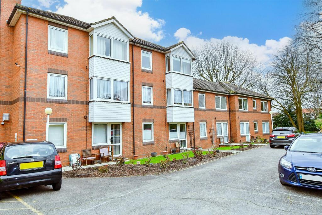 2 bedroom flat for sale in Fentiman Way, Hornchurch, Essex, RM11