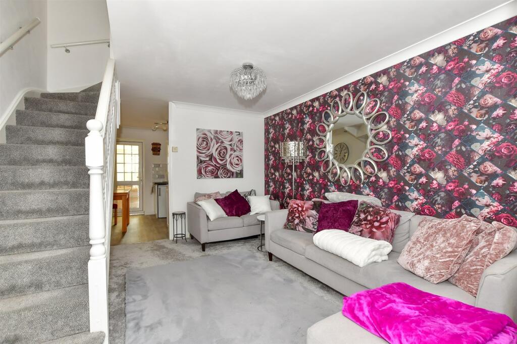 2 bedroom semidetached house for sale in Guardian Close, Hornchurch