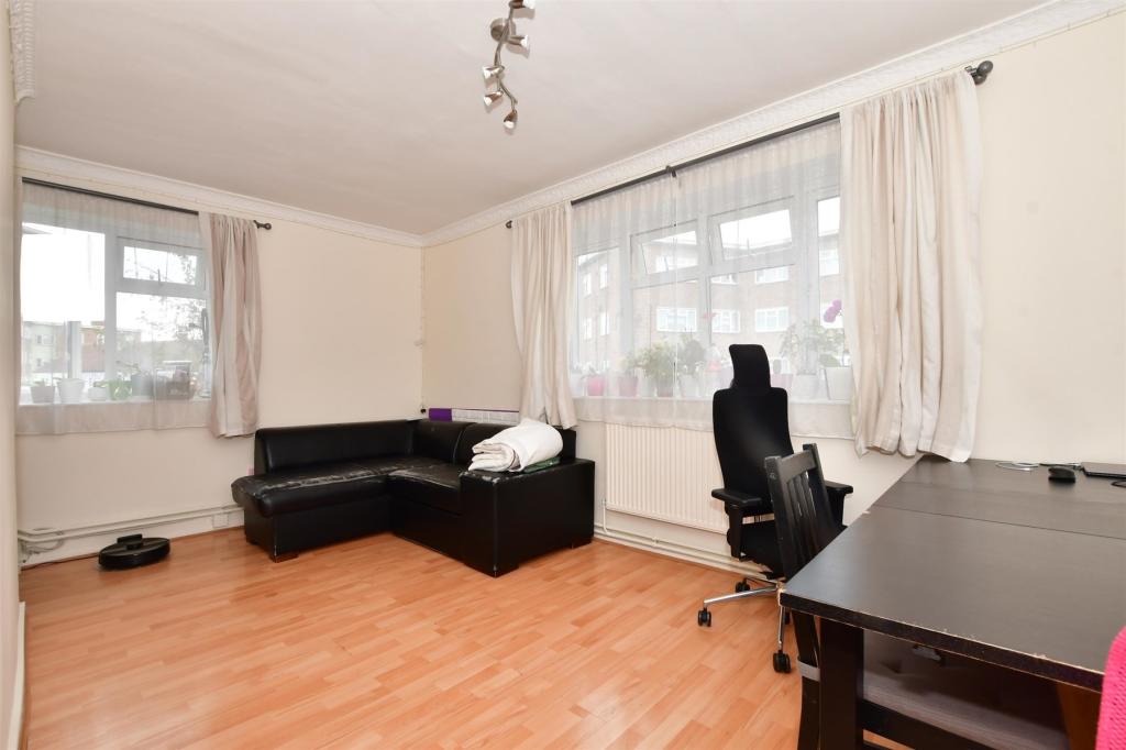 2 bedroom flat for sale in Bradfield Drive, Barking, Essex, IG11