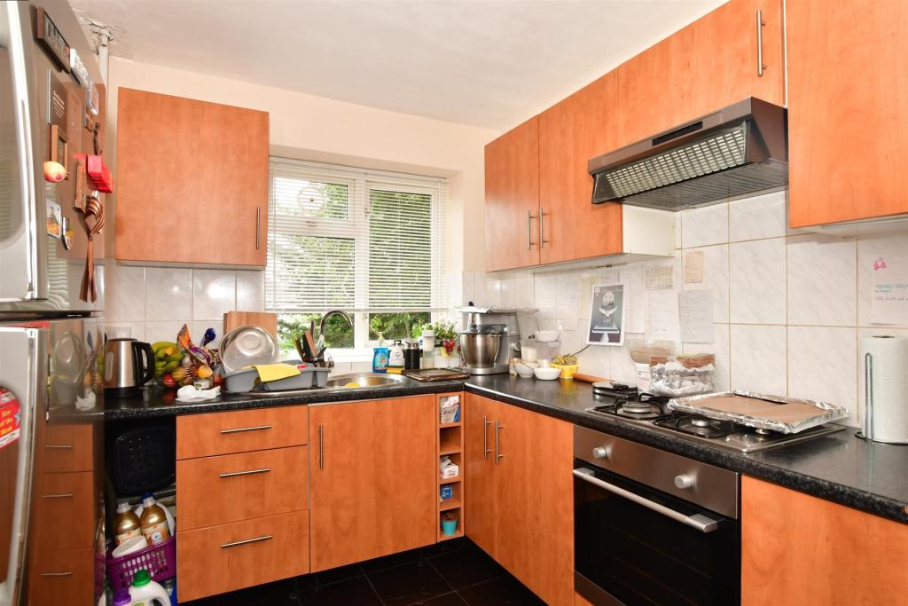 2 bedroom flat for sale in Bradfield Drive, Barking, Essex, IG11