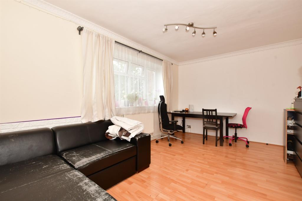 2 bedroom flat for sale in Bradfield Drive, Barking, Essex, IG11