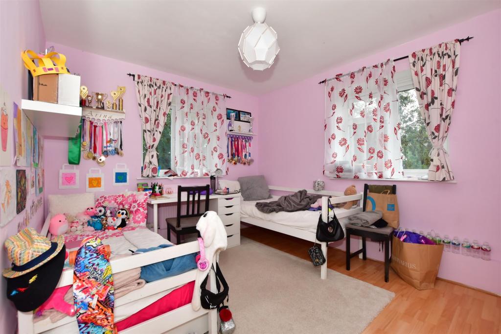 2 bedroom flat for sale in Bradfield Drive, Barking, Essex, IG11