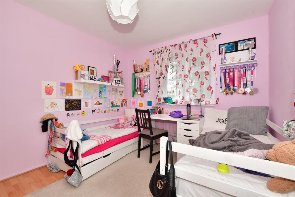 2 bedroom flat for sale in Bradfield Drive, Barking, Essex, IG11