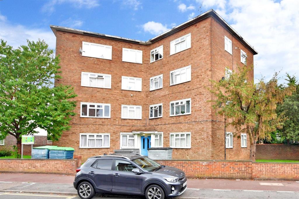 2 bedroom flat for sale in Bradfield Drive, Barking, Essex, IG11