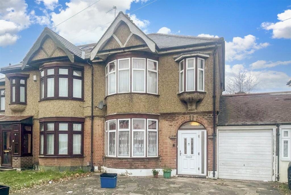 3 bedroom semidetached house for sale in Goodmayes Lane, Ilford, Essex