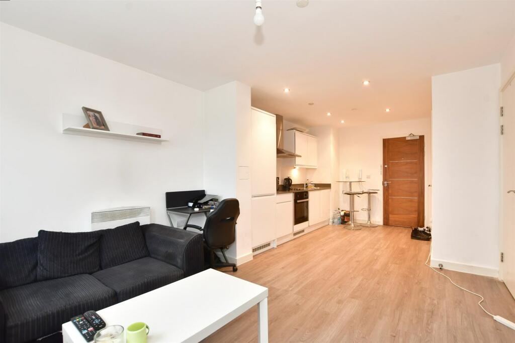 1 bedroom apartment for sale in Perth Road, Ilford, Essex, IG2