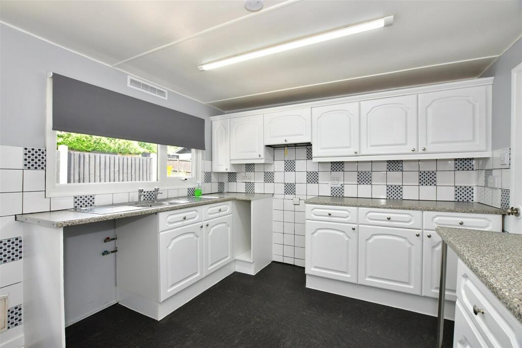 3 bedroom park home for sale in Lippitts Hill, Loughton, Essex, IG10