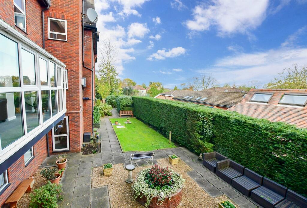2 bedroom flat for sale in Palmerston Road, Buckhurst Hill, Essex, IG9