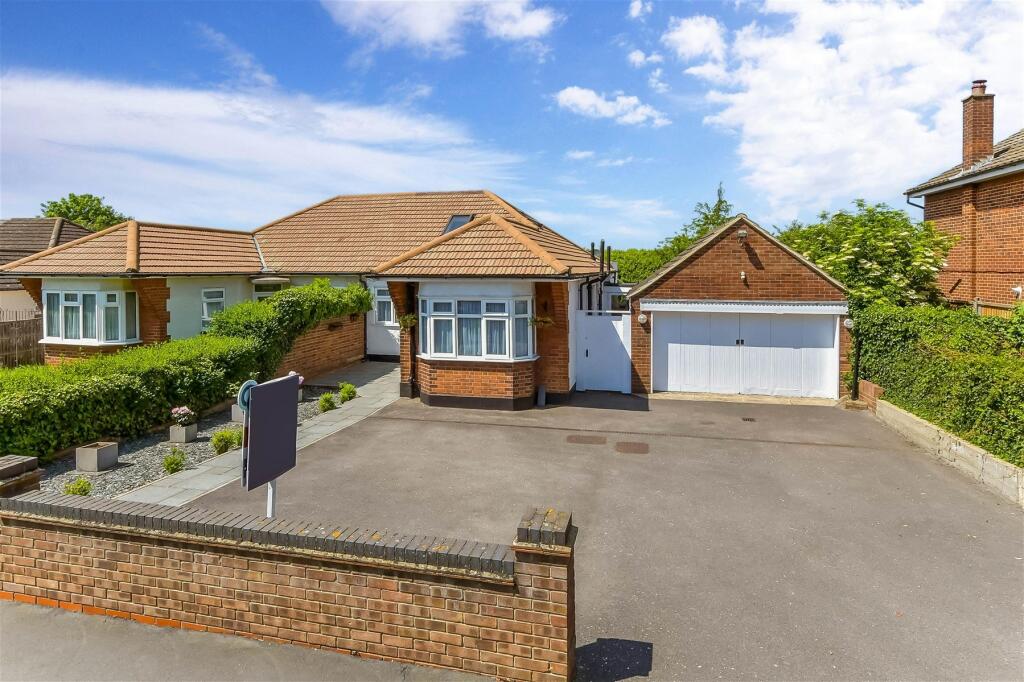 4 bedroom semidetached bungalow for sale in Pick Hill, Waltham Abbey