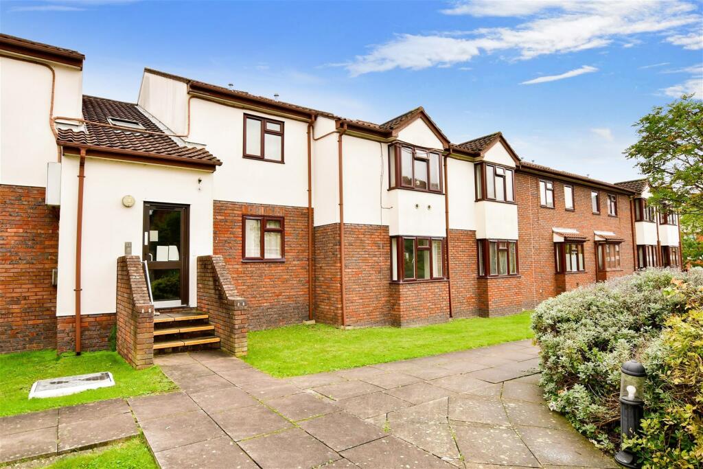 1 bedroom ground floor flat for sale in Teresa Mews, Walthamstow, E17