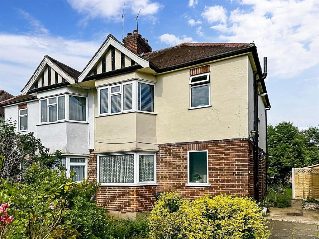 1 bedroom ground floor for sale in Onslow Gardens, South