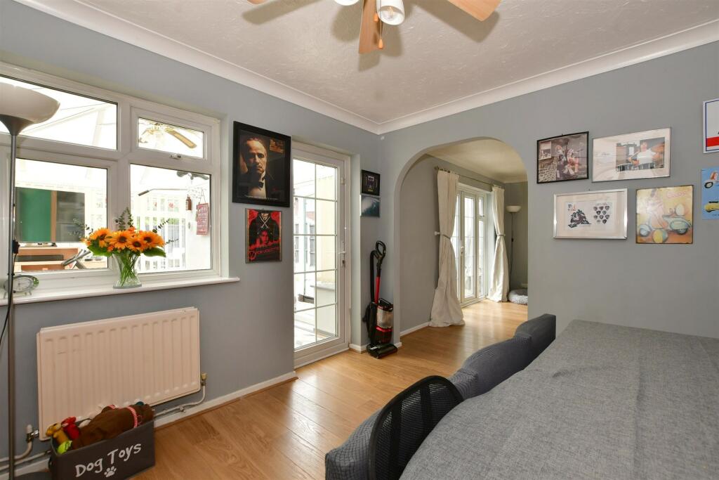 4 bedroom detached house for sale in Blake Hall Drive, Shotgate