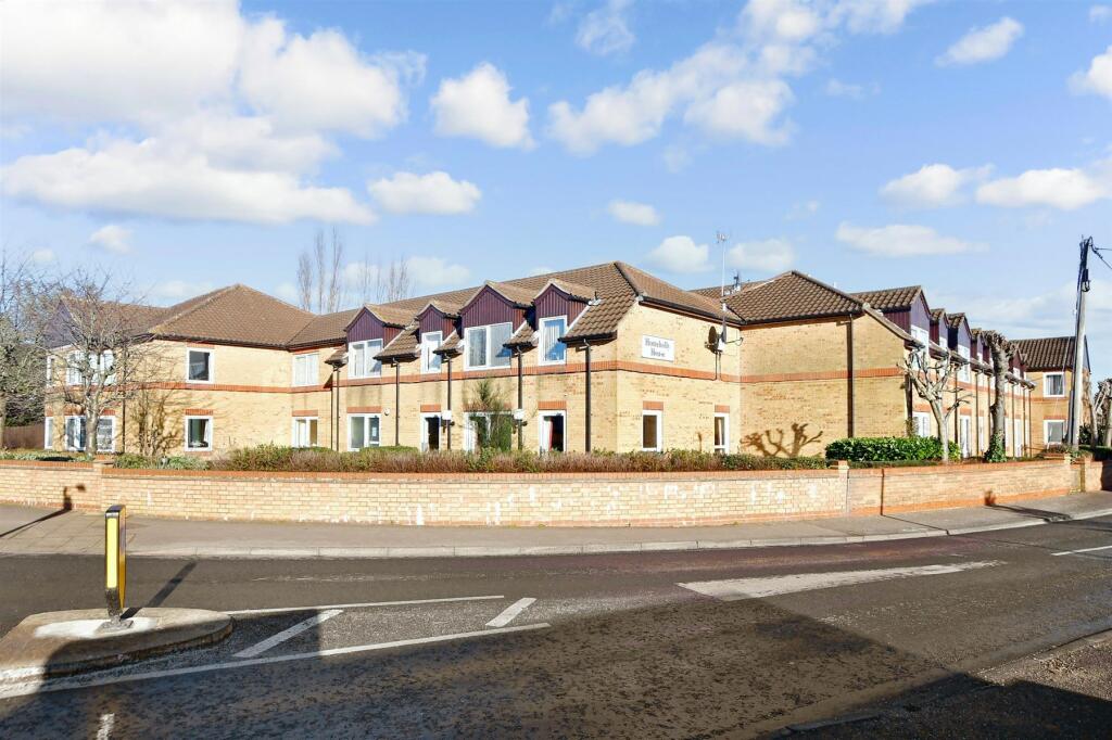 1 bedroom ground floor flat for sale in Church End Lane, Runwell, Wickford, Essex, SS11