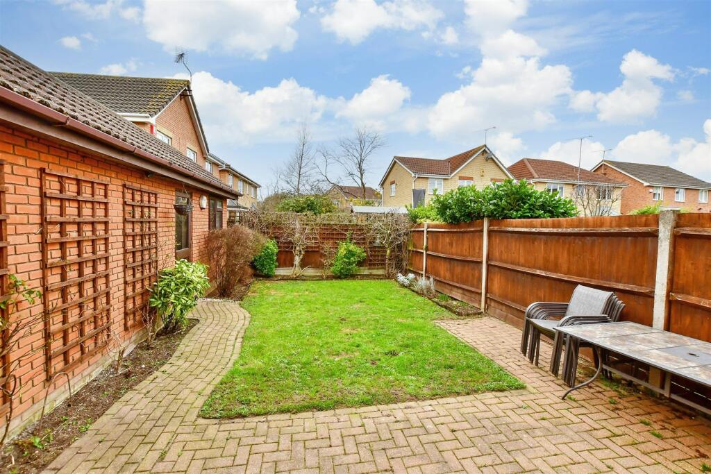 3 bedroom semidetached house for sale in Staffa Close, Wickford, Essex