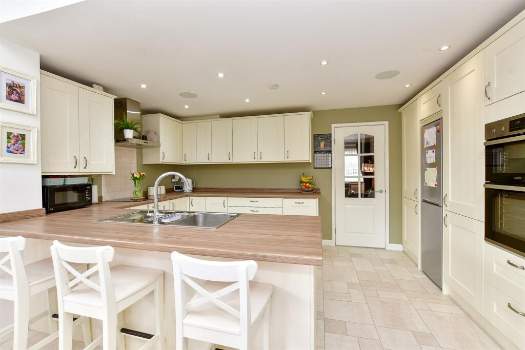 3 bedroom semidetached house for sale in Douglas Drive, Wickford