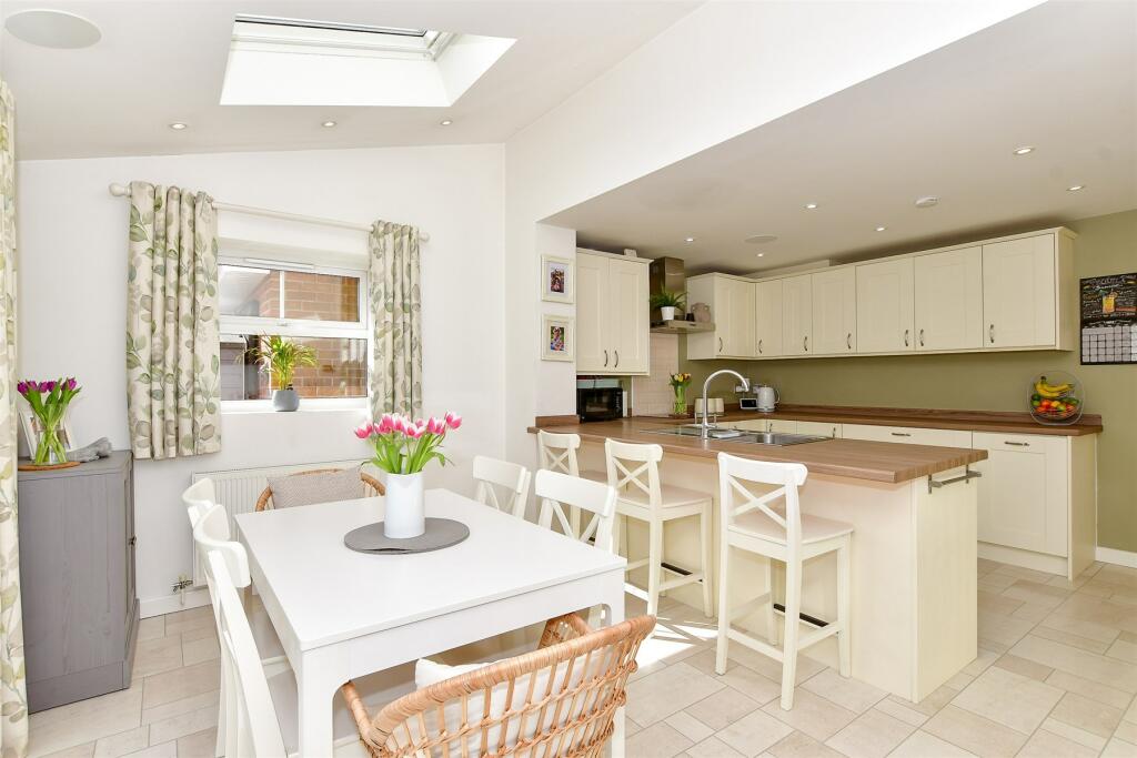 3 bedroom semidetached house for sale in Douglas Drive, Wickford