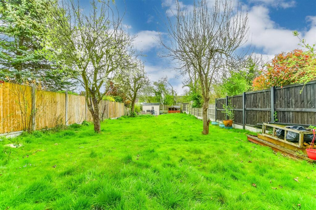 4 bedroom bungalow for sale in Deirdre Avenue, Wickford, Essex, SS12