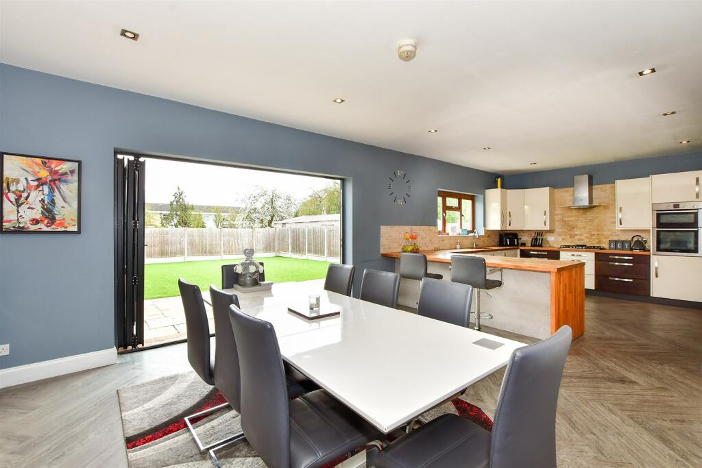 4 bedroom chalet for sale in Park Drive, Wickford, Essex, SS12