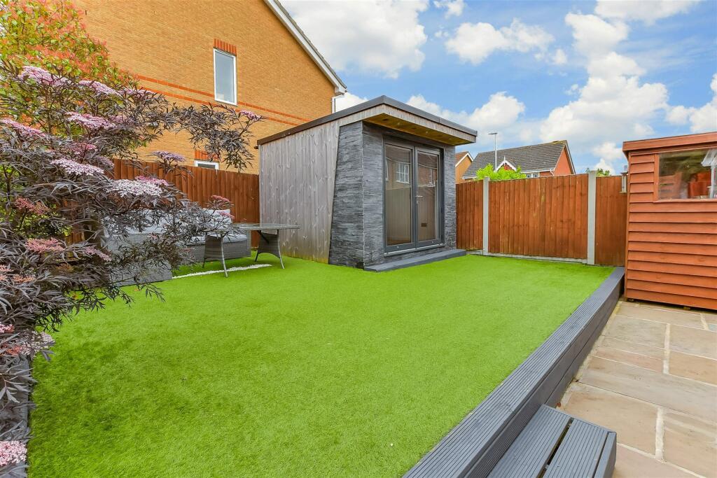 3 bedroom semidetached house for sale in Crawford Chase, Wickford, Essex, SS12