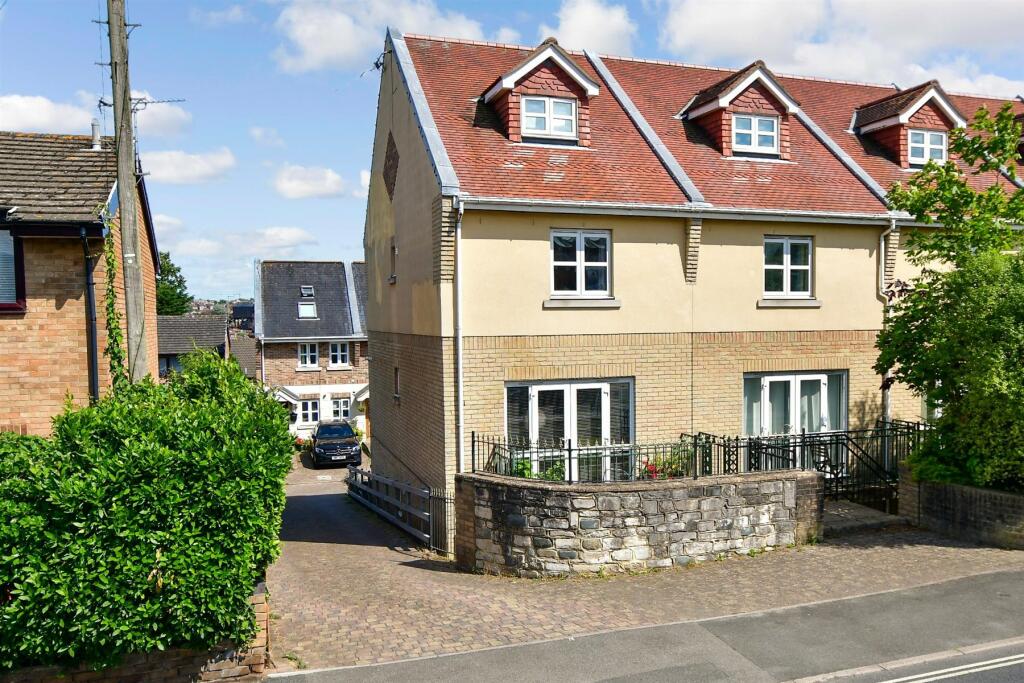 4 bedroom terraced house for sale in Fife Court, Newport Road, Cowes
