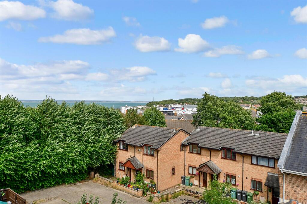 4 bedroom terraced house for sale in Fife Court, Newport Road, Cowes