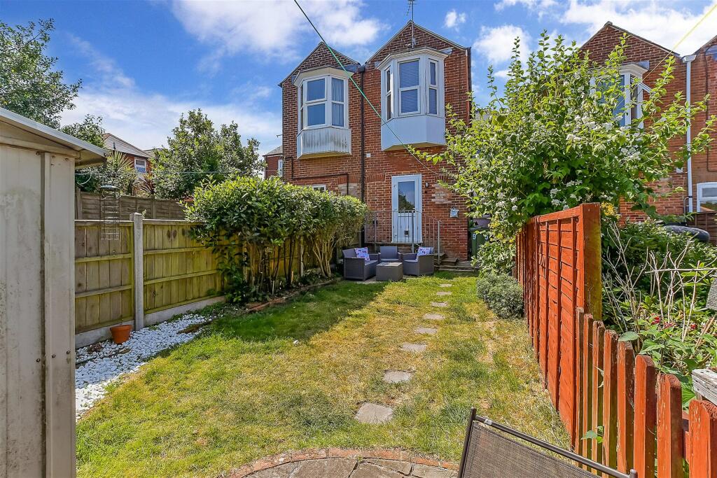 3 bedroom terraced house for sale in Bellevue Road, Cowes, Isle of