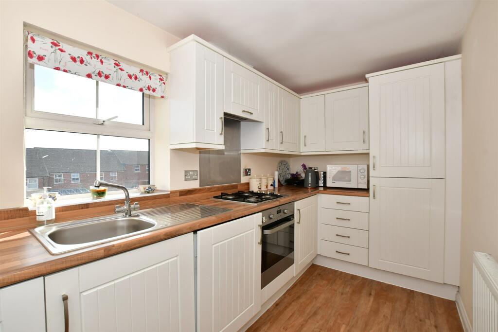 2 bedroom coach house for sale in Snowberry Road, Newport, Isle of