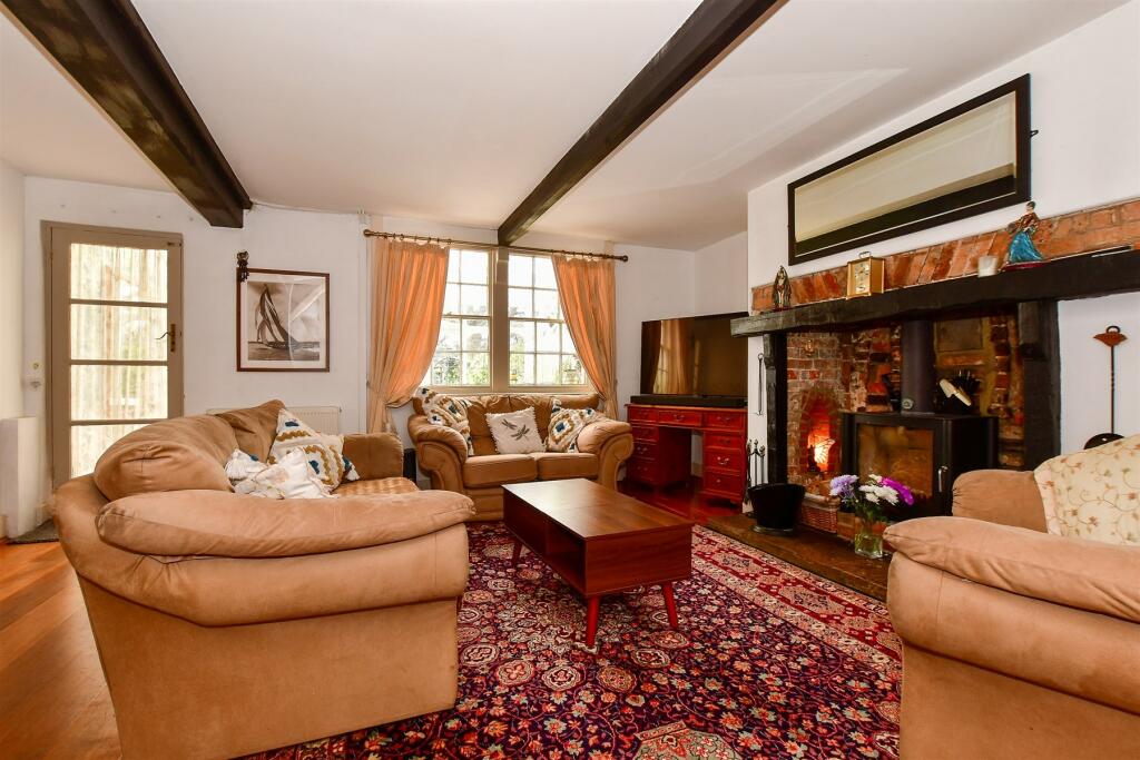 4 bedroom end of terrace house for sale in Staplers Road, Newport, Isle of Wight, PO30