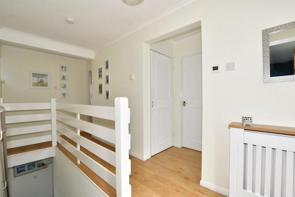 3 bedroom detached house for sale in Youngwoods Copse, Alverstone