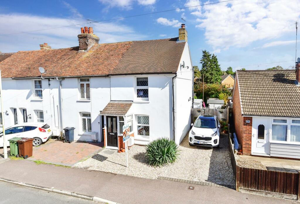 2 bedroom end of terrace house for sale in Mead Road, South
