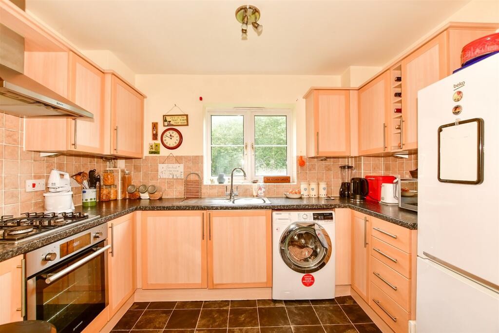2 bedroom ground floor flat for sale in Brisley Close, Kingsnorth
