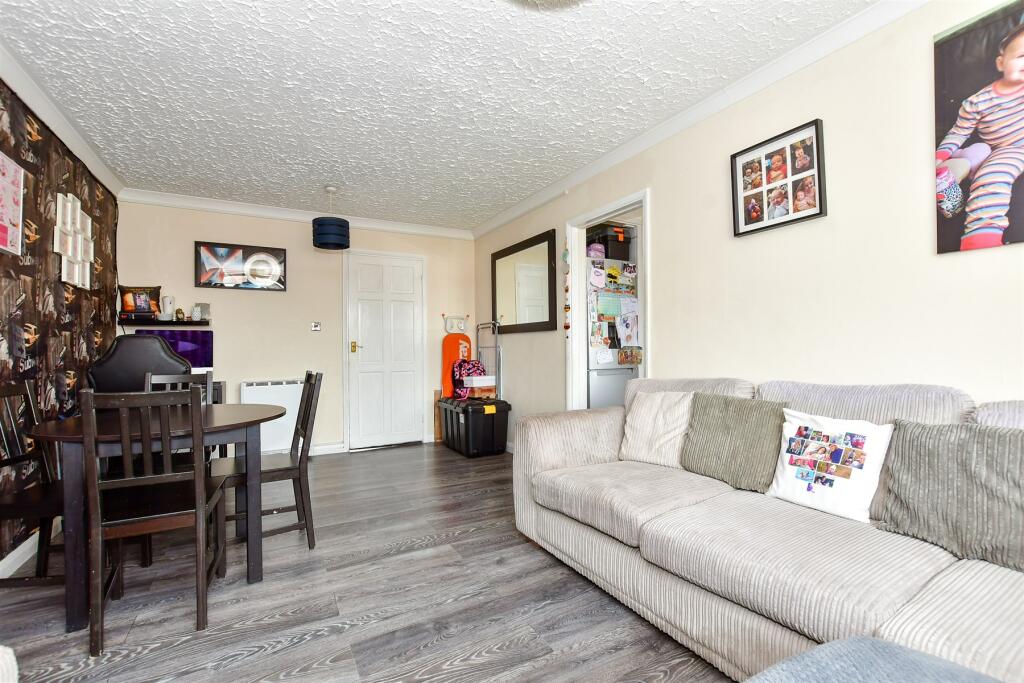 2 bedroom apartment for sale in Quantock Drive, Ashford, Kent, TN24