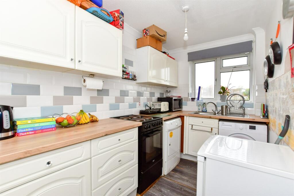2 bedroom apartment for sale in Quantock Drive, Ashford, Kent, TN24