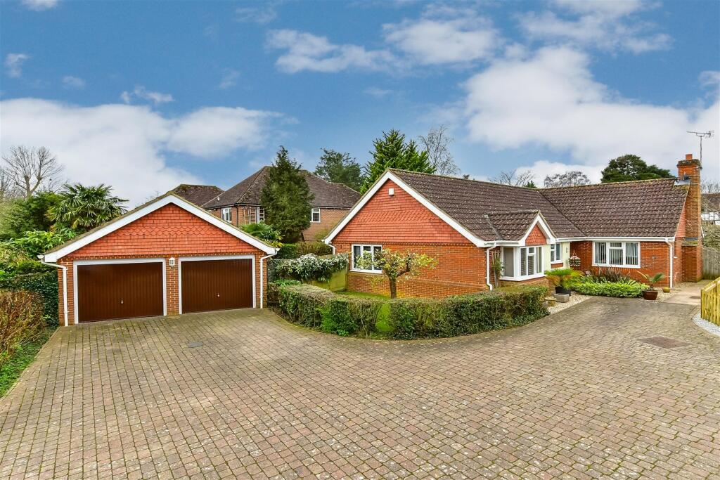 3 bedroom detached bungalow for sale in Kings Chase, Willesborough