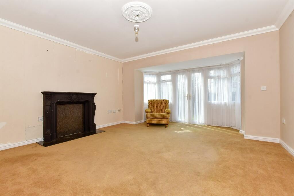 4 bedroom detached house for sale in Richborough Way, Chartfields