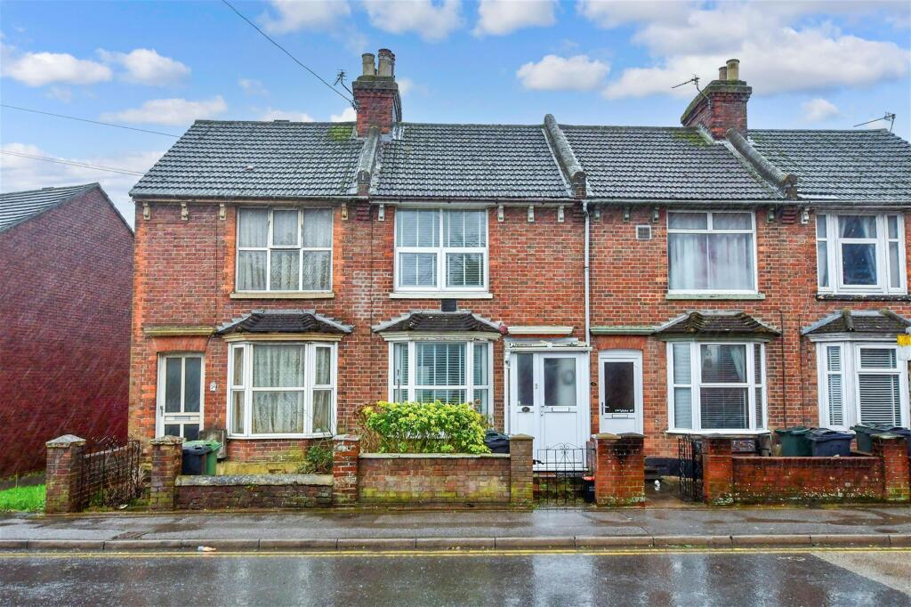 2 bedroom terraced house for sale in Kingsnorth Road, Ashford, Kent, TN23