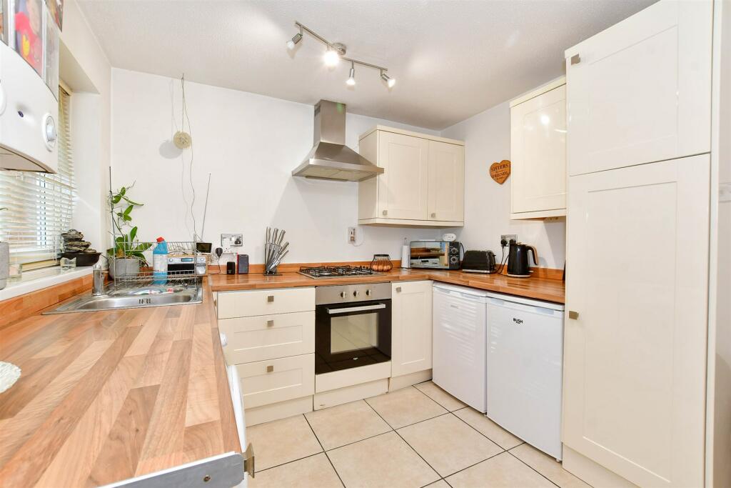 3 bedroom town house for sale in Silver Spring Close, Erith, Kent, DA8